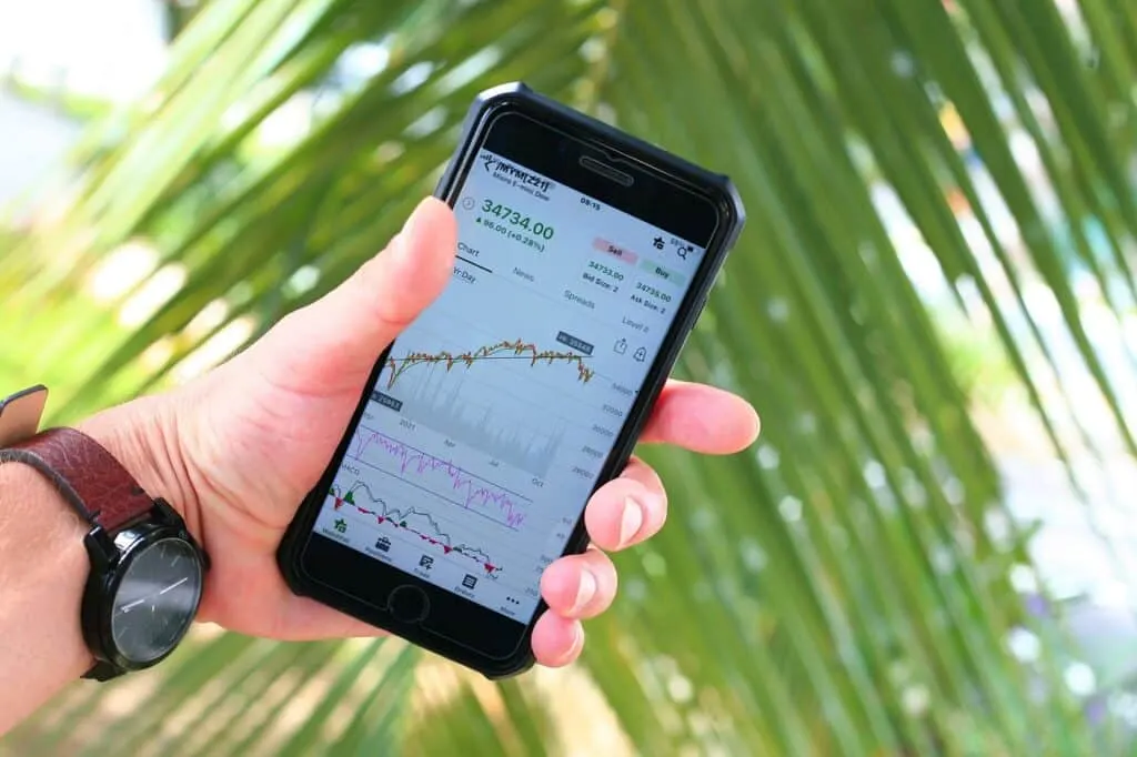 découvrez la volatilité, un concept clé en finance et en économie, qui décrit les fluctuations des prix des actifs. apprenez comment mesurer et interpréter la volatilité des marchés pour mieux gérer vos investissements et minimiser les risques.