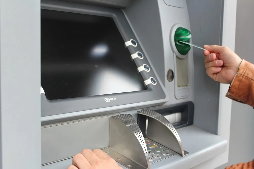 découvrez l'univers des distributeurs automatiques de bitcoin (atms) : où les trouver, comment les utiliser pour acheter ou vendre des cryptomonnaies facilement, et les avantages de cette méthode de transaction sécurisée.