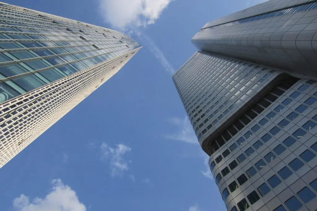 découvrez le rôle crucial des banques centrales dans l'économie mondiale, leur impact sur la politique monétaire, la régulation des marchés financiers et la stabilité économique.
