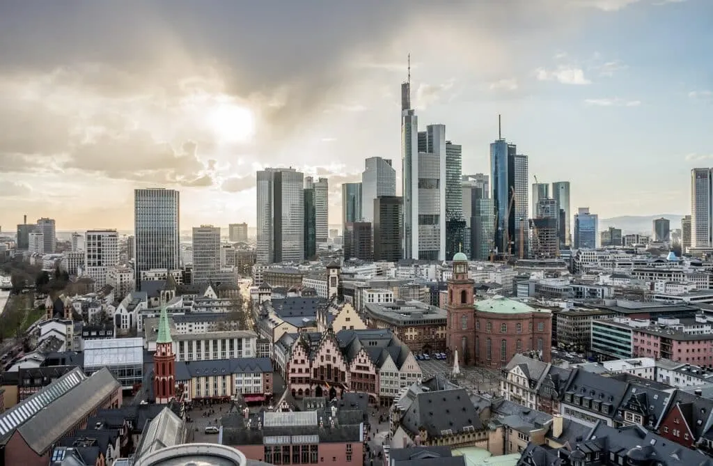 découvrez l'allemagne : un pays riche en histoire, culture et innovation, au cœur de l'europe. explorez ses villes dynamiques, ses paysages pittoresques et ses traditions uniques.