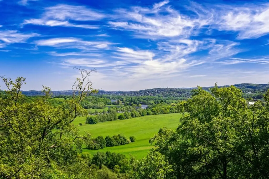 découvrez l'allemagne : un pays riche en histoire, culture, paysages pittoresques et innovations. explorez ses villes vibrantes, ses traditions uniques et sa gastronomie réputée.