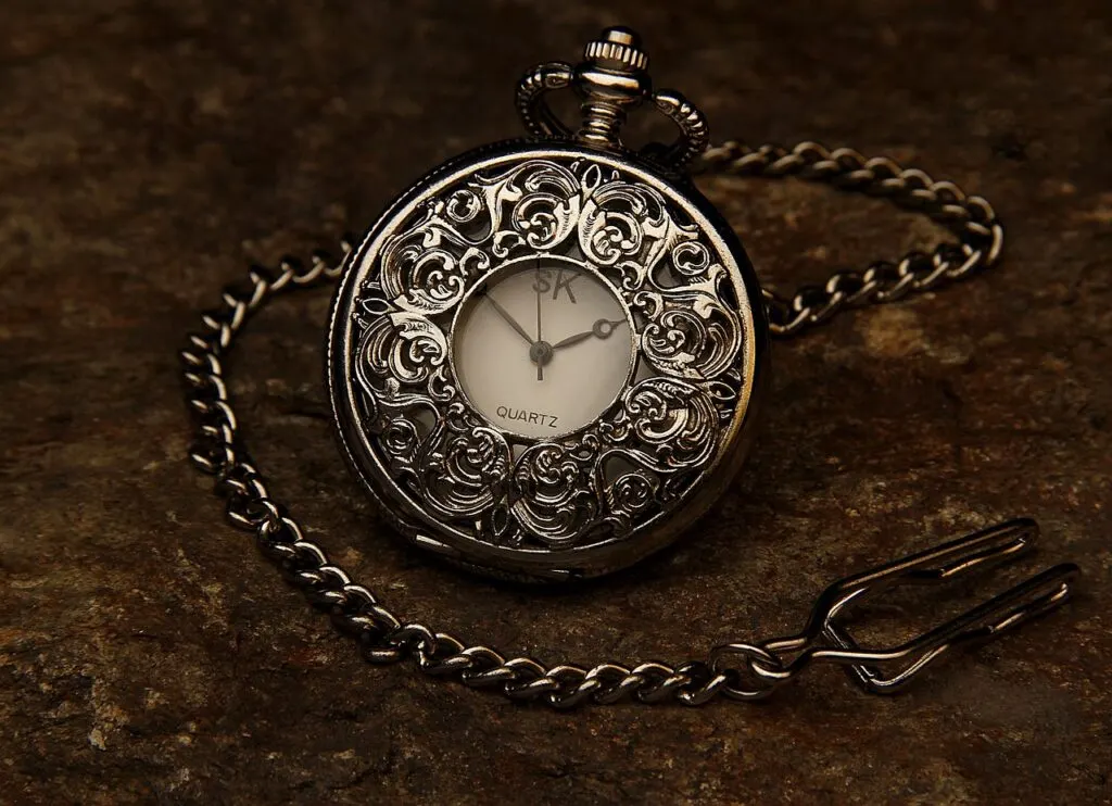 découvrez l'élégance intemporelle de l'argent, symbole de pureté et de sophistication, parfait pour vos bijoux et objets décoratifs.