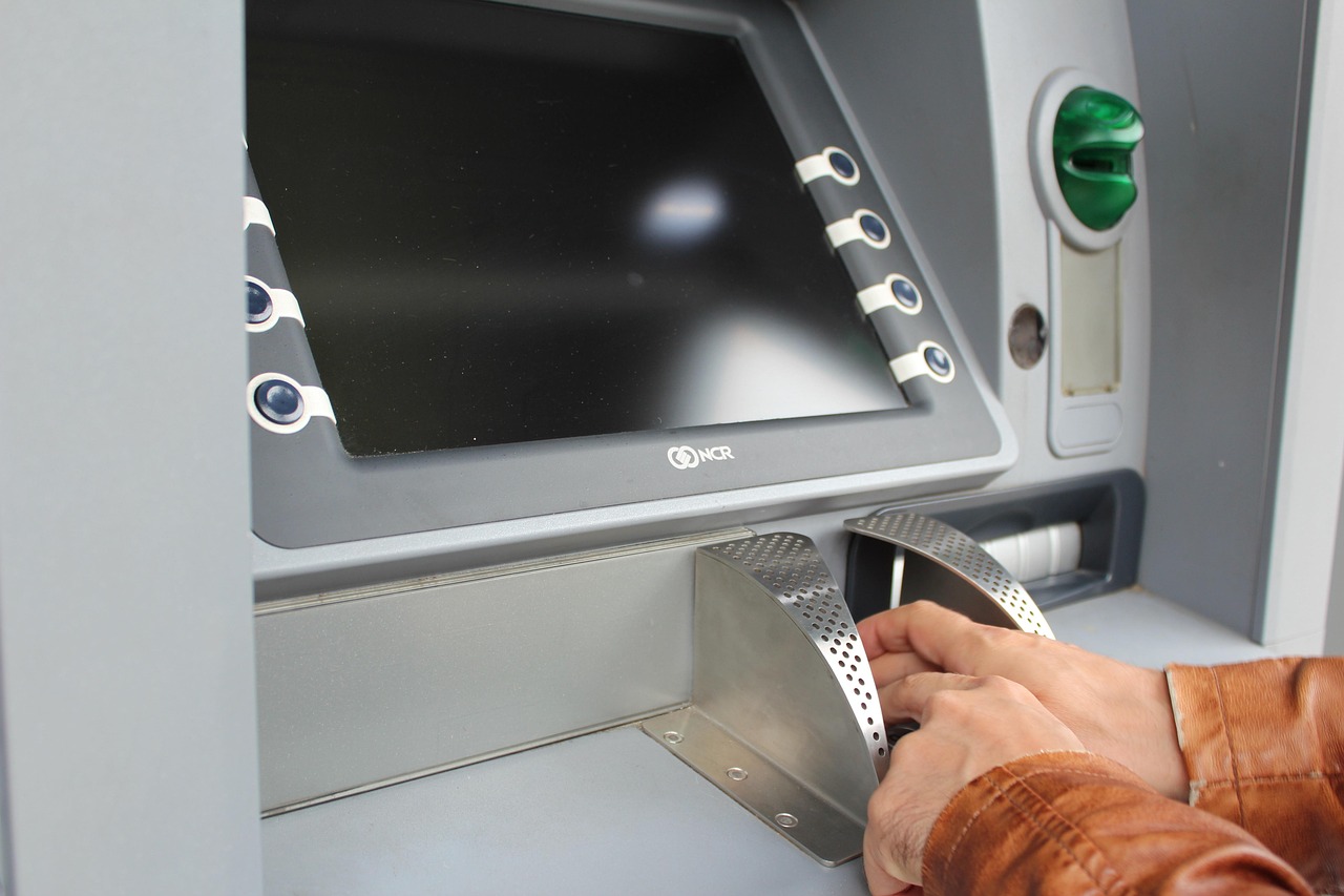 découvrez comment utiliser un distributeur automatique de bitcoins (bitcoin atm) pour acheter et vendre des cryptomonnaies facilement et rapidement près de chez vous.